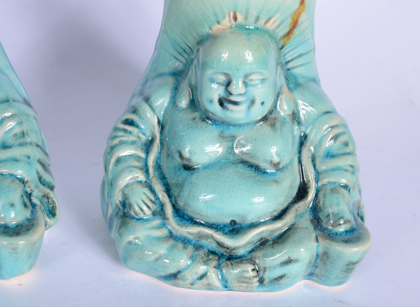 Dois vasos de cerâmica azul com figura de Buda em relevo. - foto 3 de 7