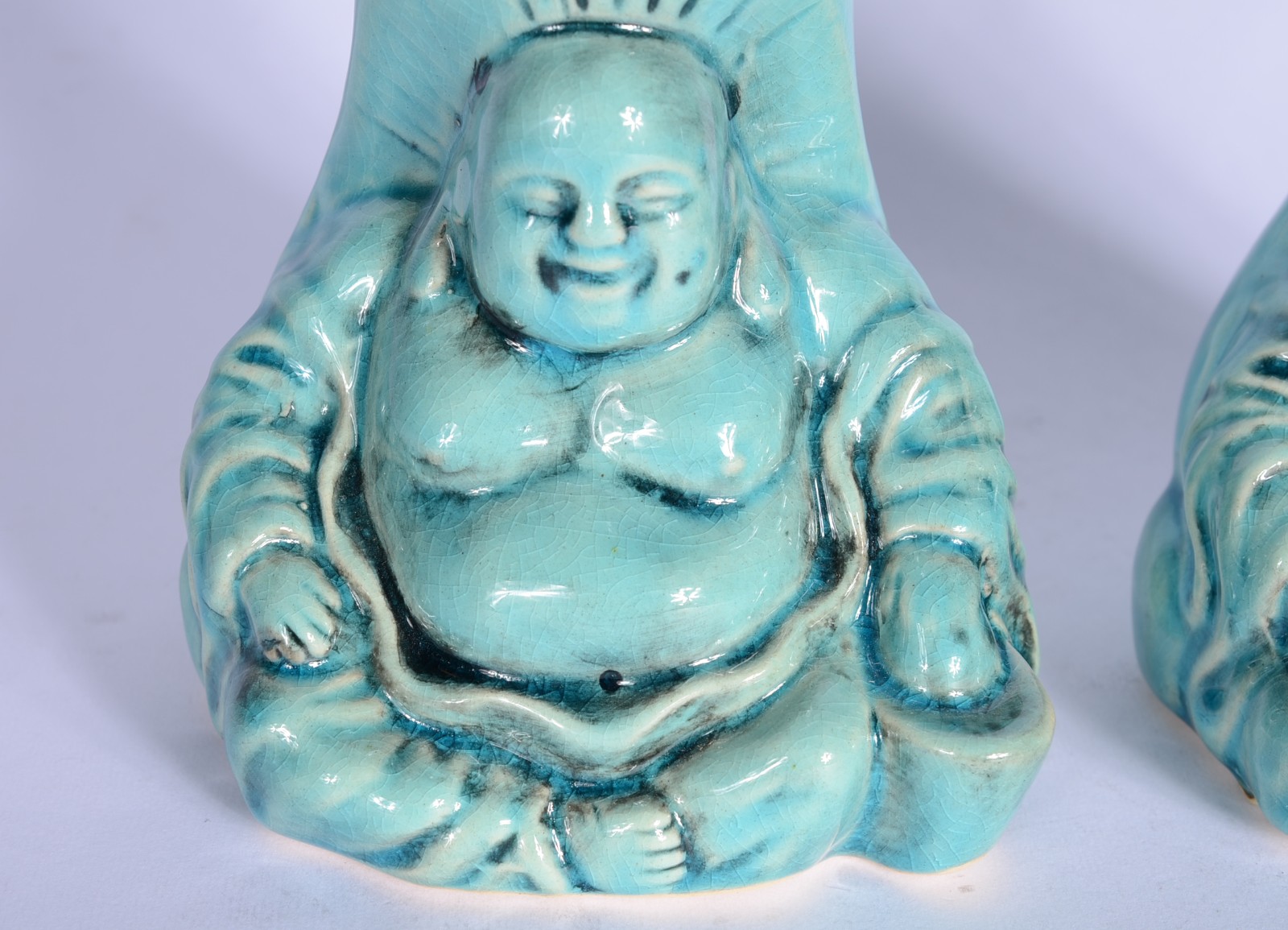 Dois vasos de cerâmica azul com figura de Buda em relevo. - foto 4 de 7