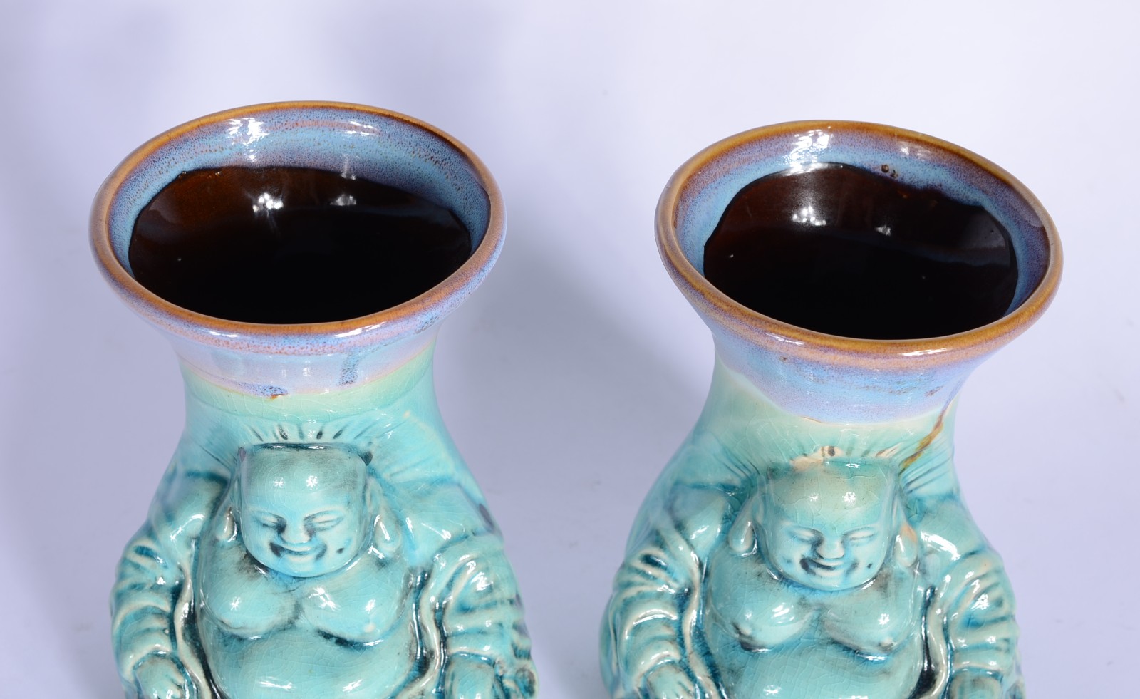 Dois vasos de cerâmica azul com figura de Buda em relevo. - foto 5 de 7