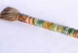 Pincel decorativo oriental com pedras e osso. - Pincel decorativo oriental com pedras e osso.