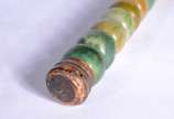 Pincel decorativo oriental com pedras e osso. - Pincel decorativo oriental com pedras e osso.