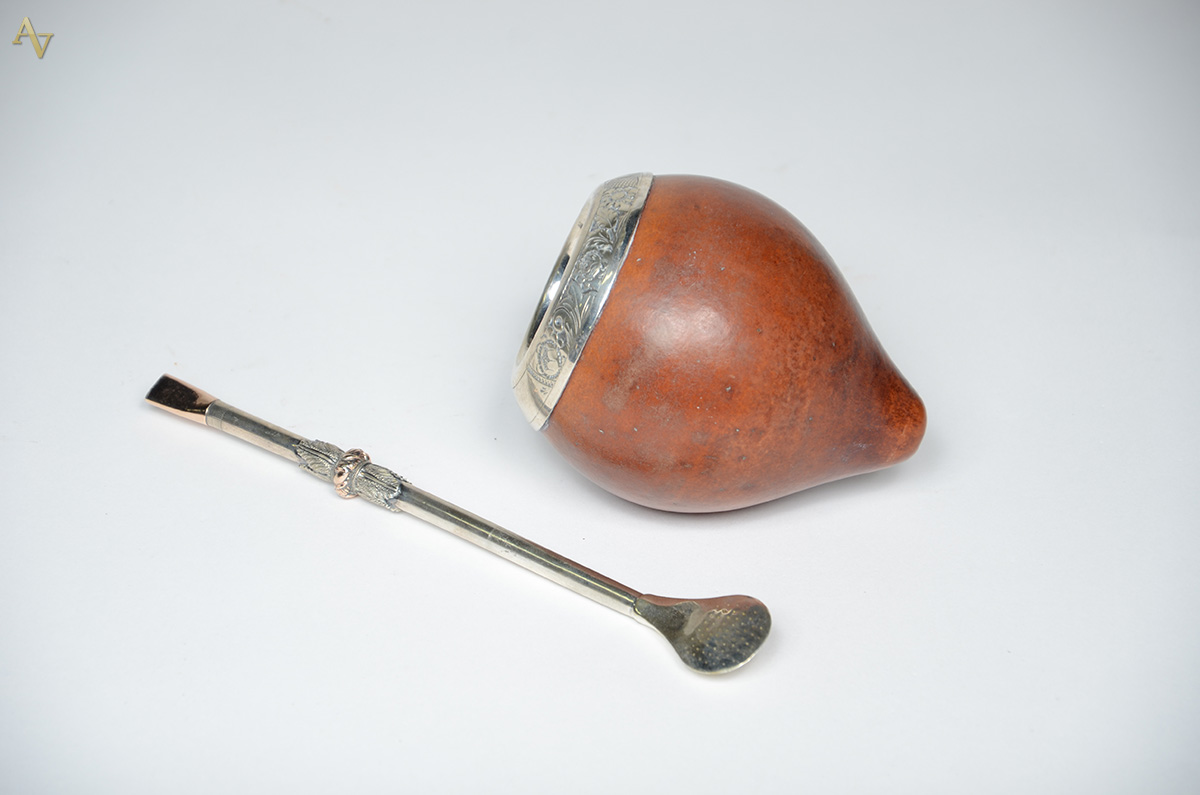 Pequena cuia para chimarrão. Altura 12 cm.