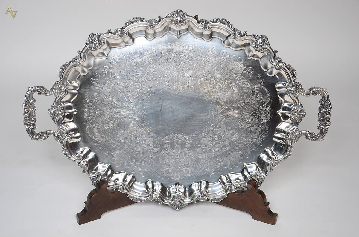 Bandeja com alças REED BARTON de metal prateado. Medidas 73 x 49 cm.