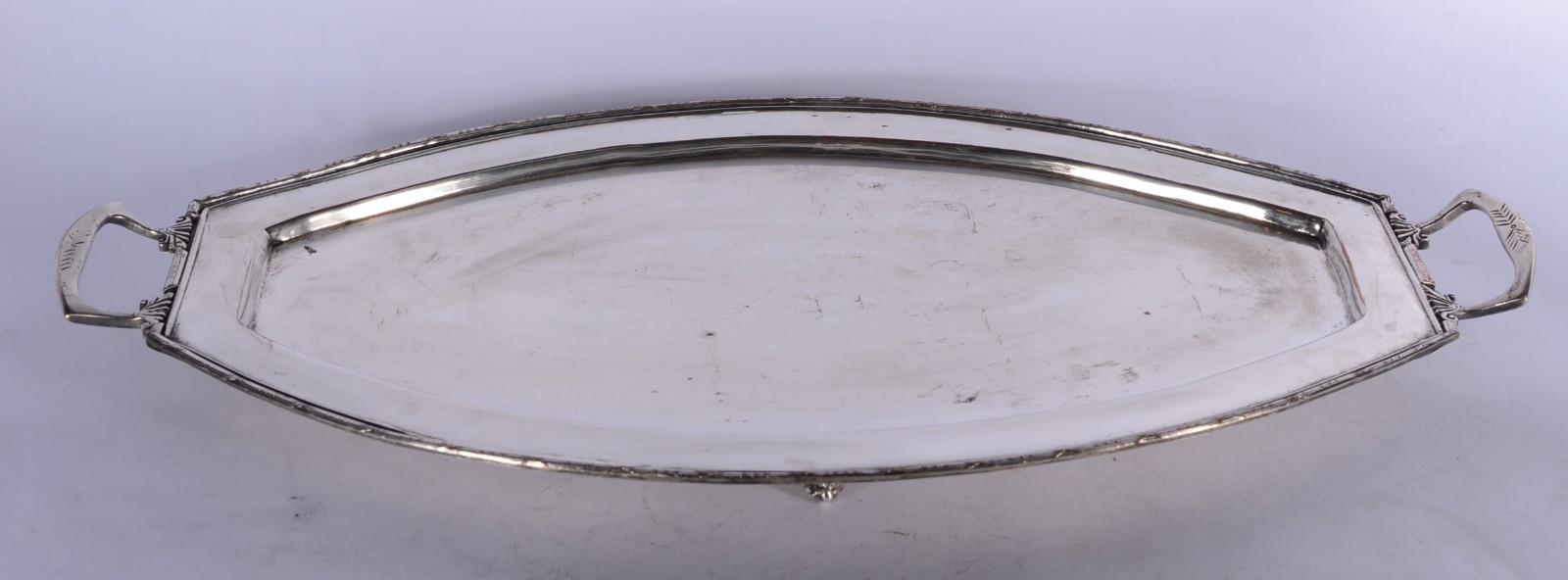 Diversas peças de metal prateado, sendo: 5 bandejas, par de castiçais... - foto 3 de 11