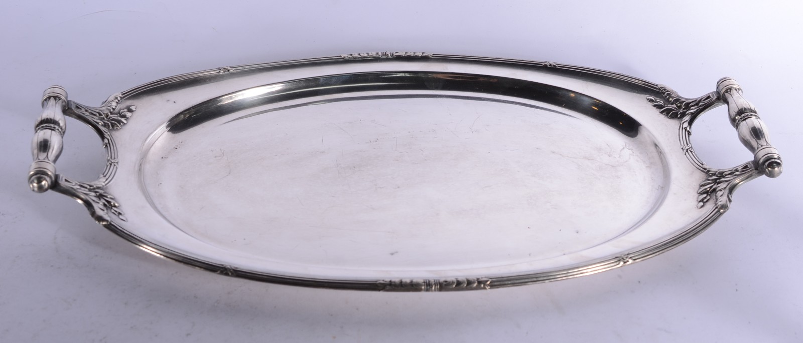 Diversas peças de metal prateado, sendo: 5 bandejas, par de castiçais... - foto 5 de 11