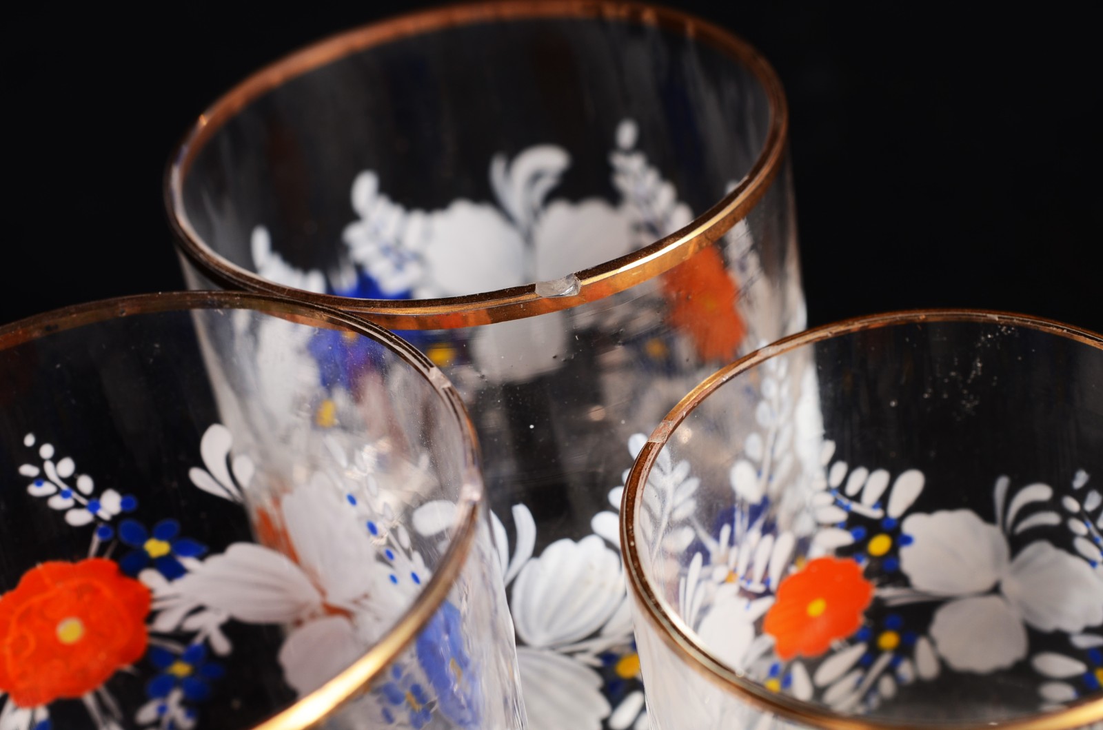 Conjunto para licor de vidro com flores esmaltadas em policromia... - foto 6 de 11