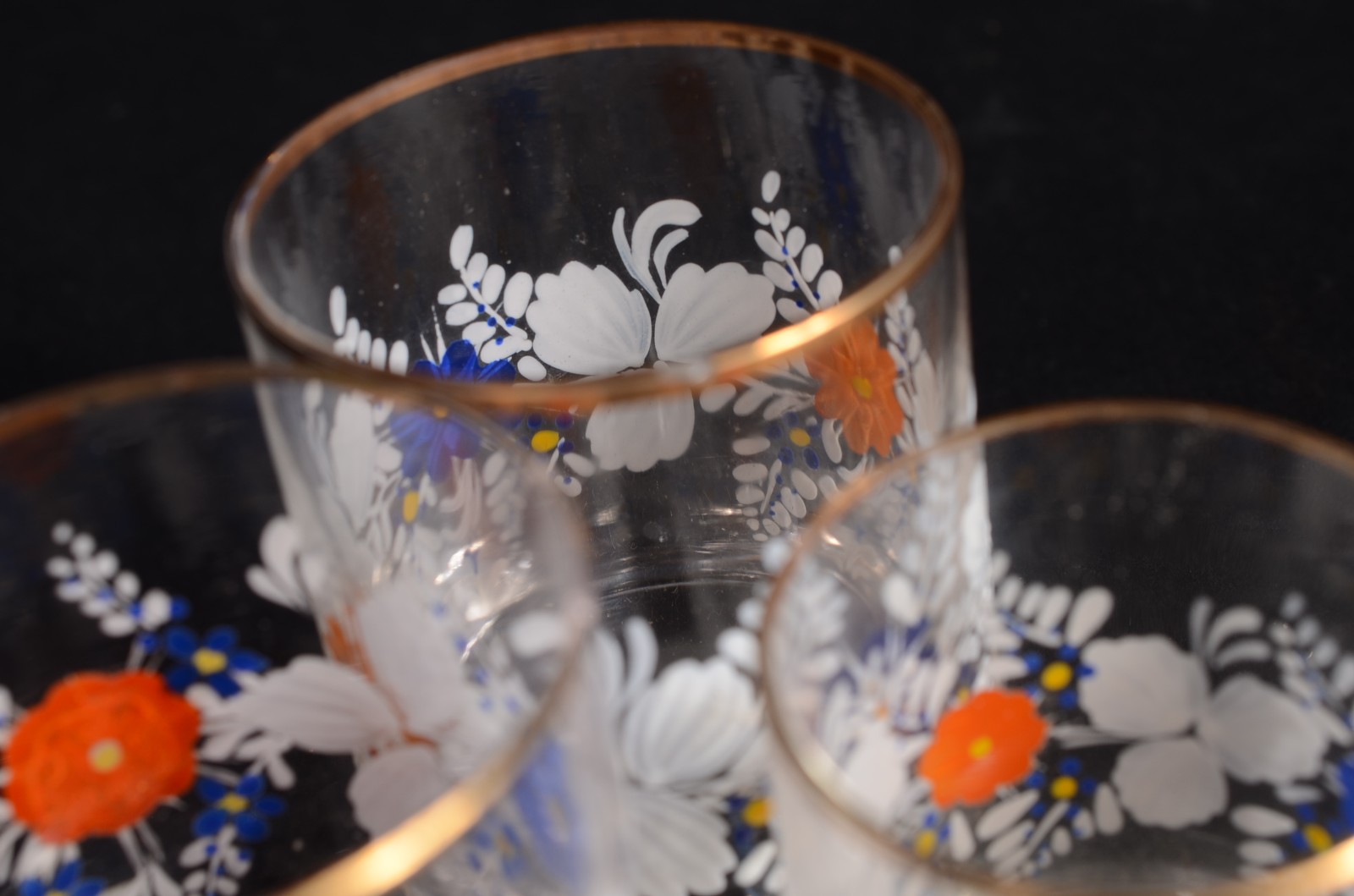 Conjunto para licor de vidro com flores esmaltadas em policromia... - foto 7 de 11