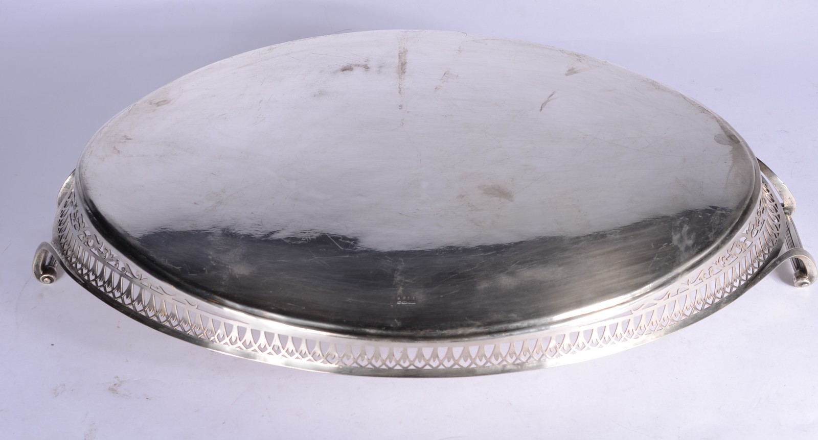 Grande bandeja de metal prateado, feitio oval, galeria vazada e alças... - foto 4 de 5