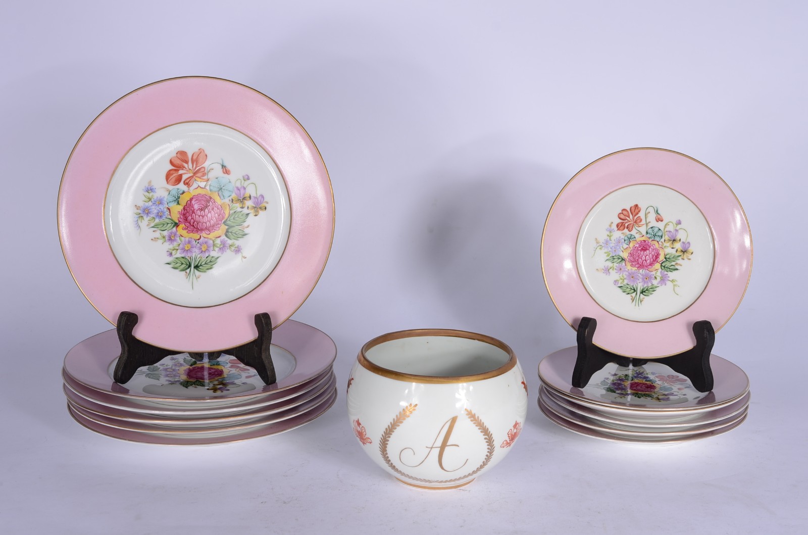 Parte de serviço de porcelana Mauá, composto de: 6 pratos rasos, 6... - foto 1 de 8