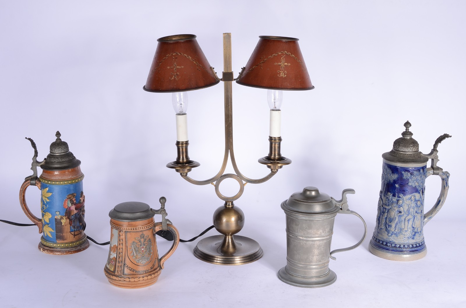 Cinco peças diversas, sendo: 4 tankards, sendo um de estanho e 3 de... - foto 1 de 11