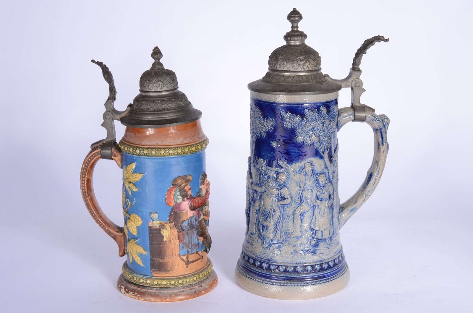 Cinco peças diversas, sendo: 4 tankards, sendo um de estanho e 3 de... - foto 2 de 11