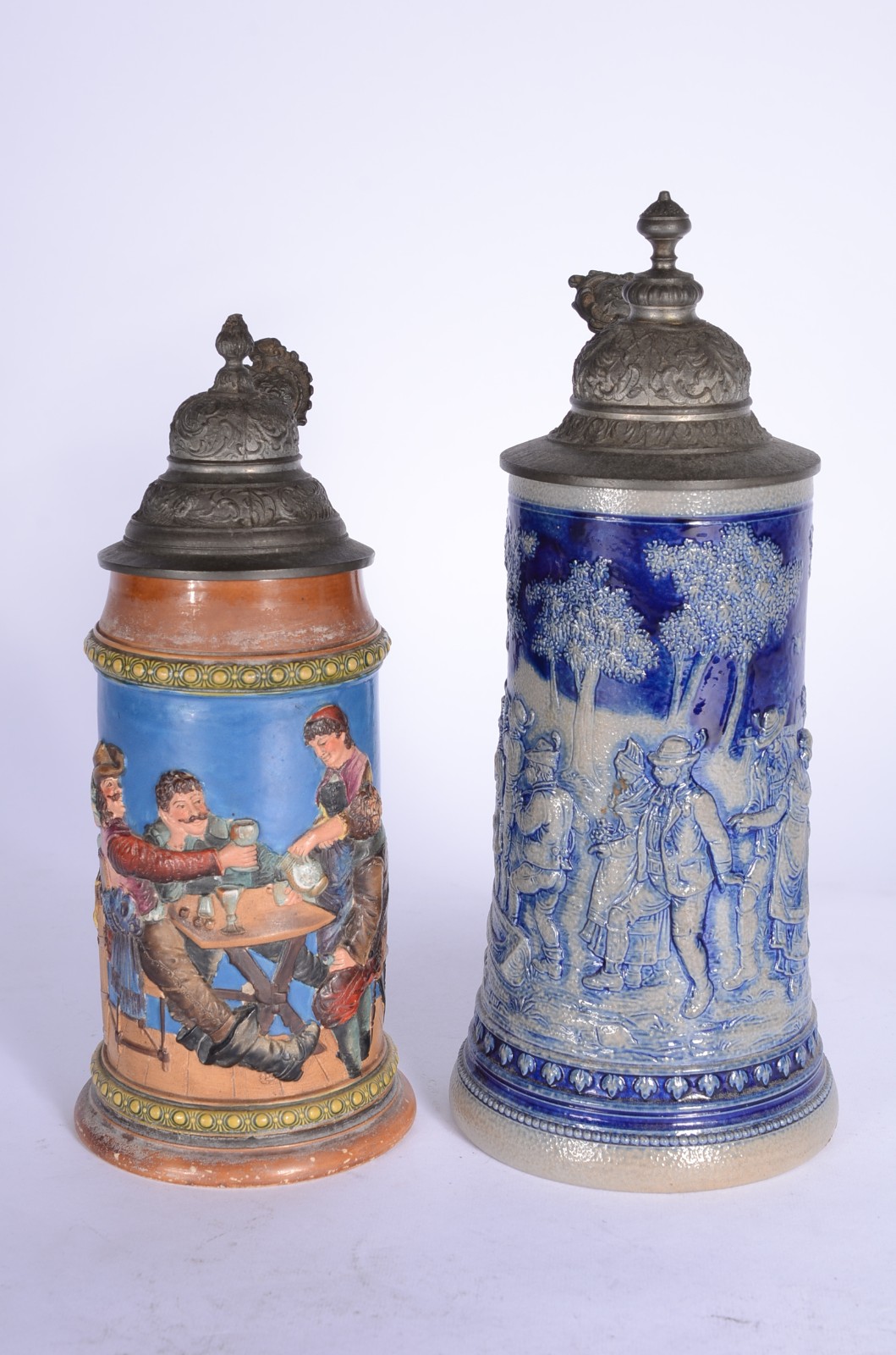 Cinco peças diversas, sendo: 4 tankards, sendo um de estanho e 3 de... - foto 3 de 11