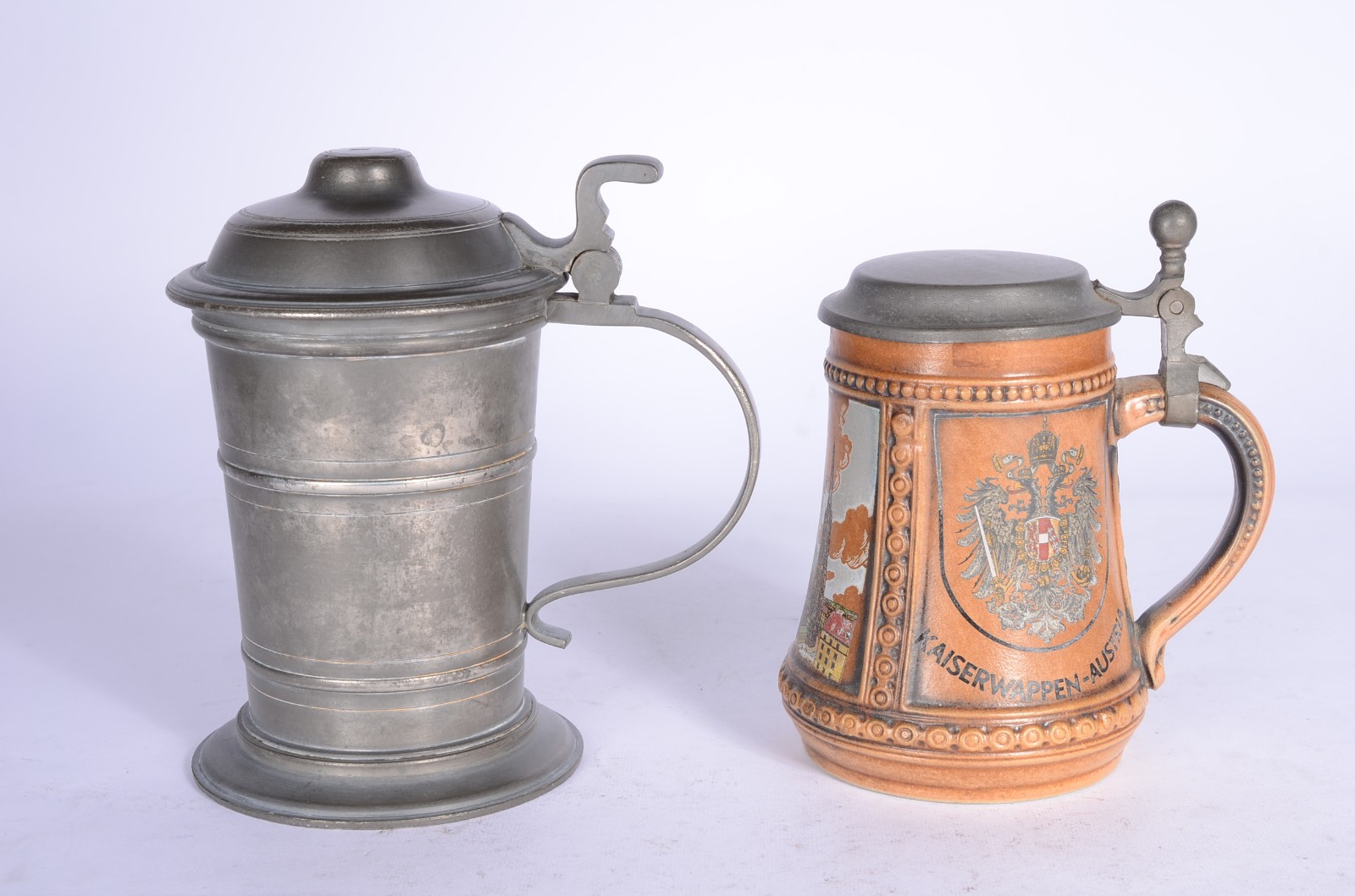 Cinco peças diversas, sendo: 4 tankards, sendo um de estanho e 3 de... - foto 7 de 11