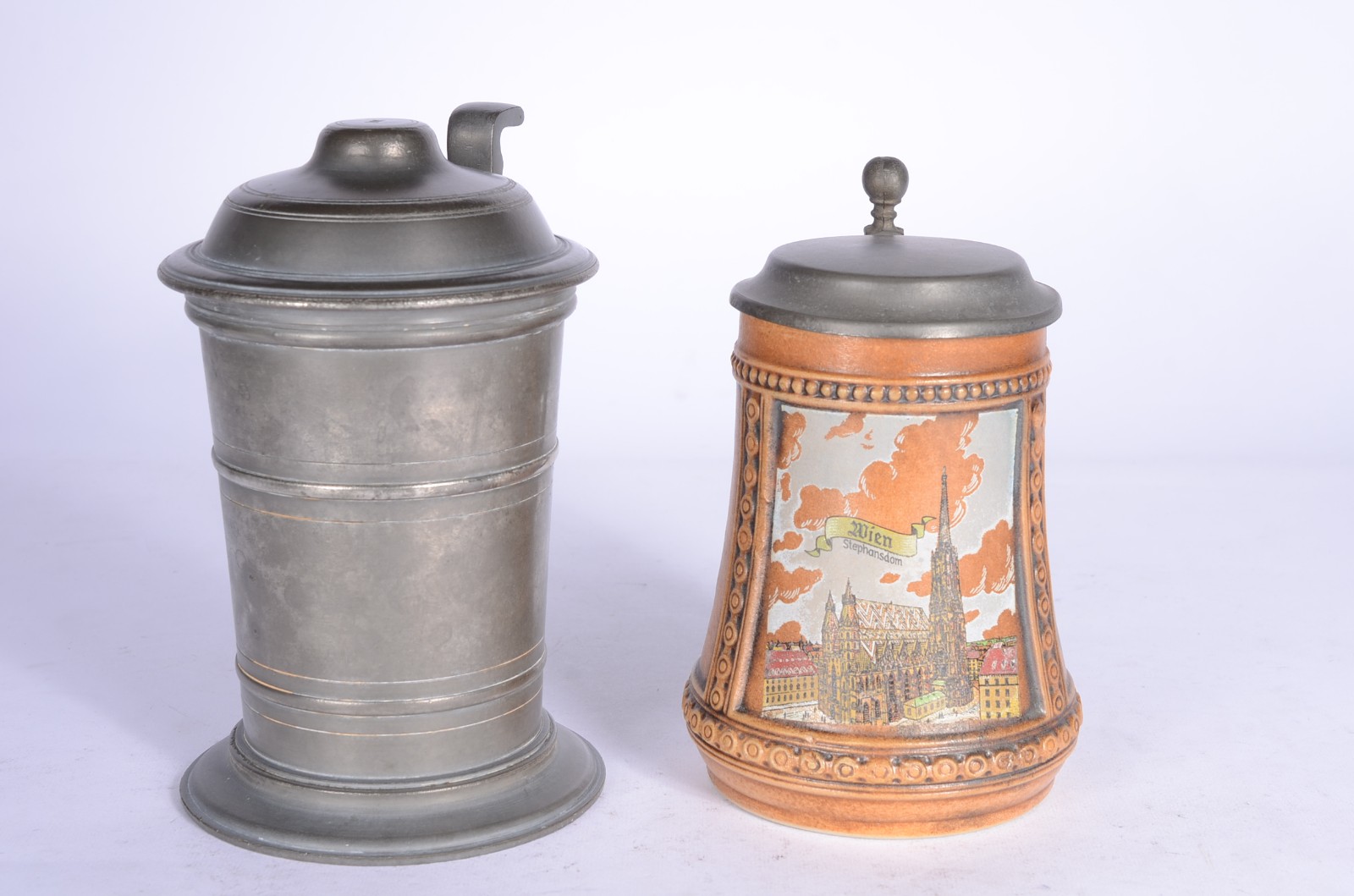 Cinco peças diversas, sendo: 4 tankards, sendo um de estanho e 3 de... - foto 8 de 11