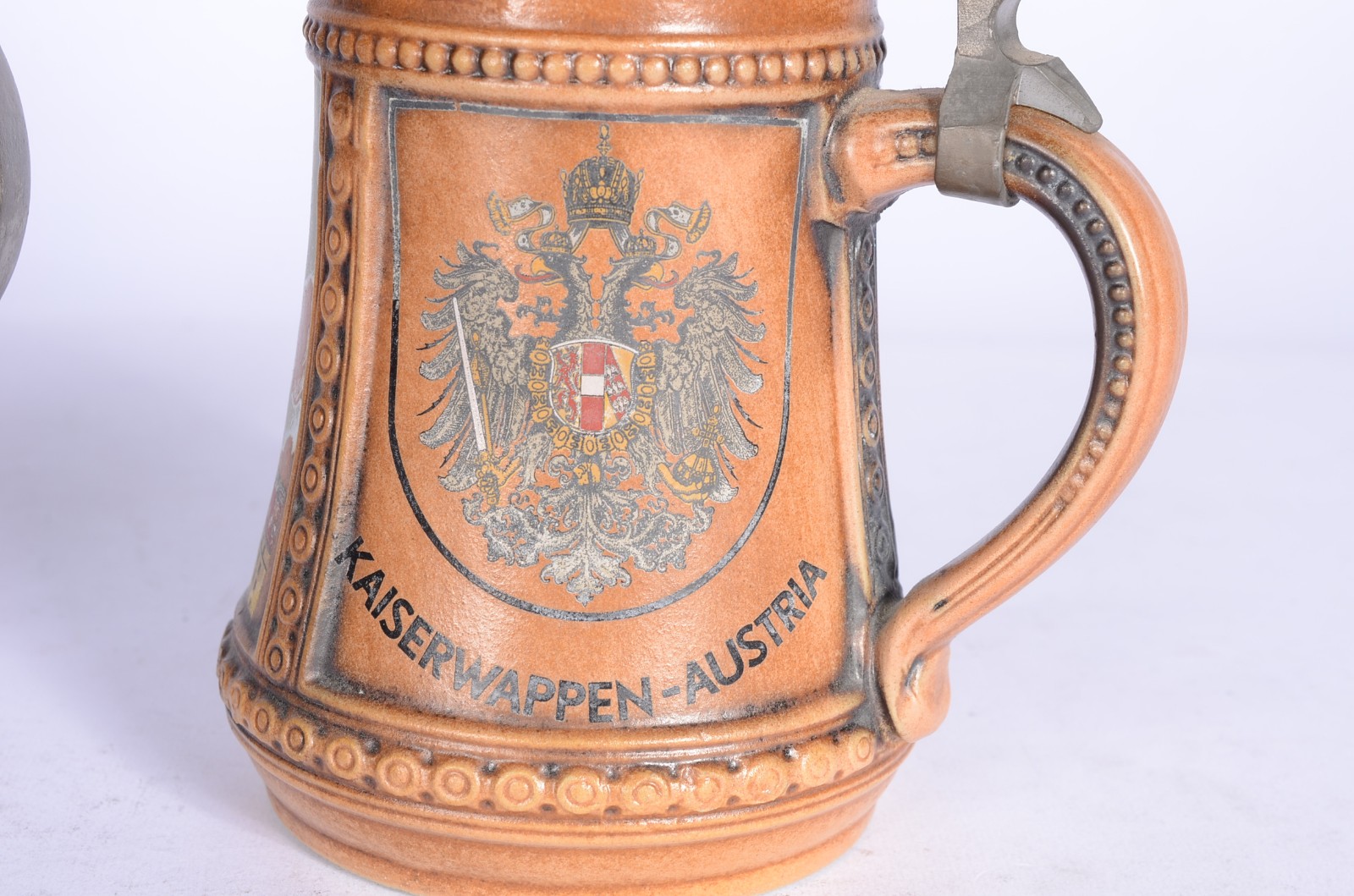 Cinco peças diversas, sendo: 4 tankards, sendo um de estanho e 3 de... - foto 10 de 11