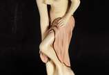 Escultura de estuque policromado representando ... - Escultura de estuque policromado representando figura feminina.