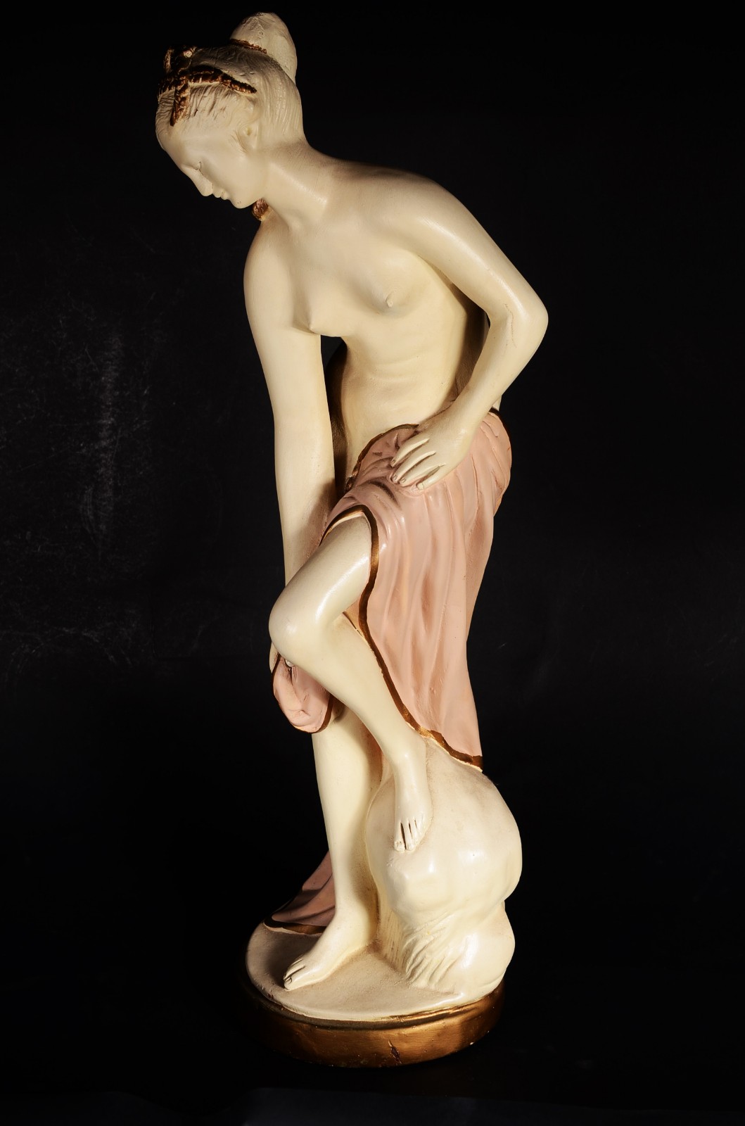 Escultura de estuque policromado representando figura feminina. - foto 1 de 9