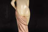 Escultura de estuque policromado representando ... - Escultura de estuque policromado representando figura feminina.