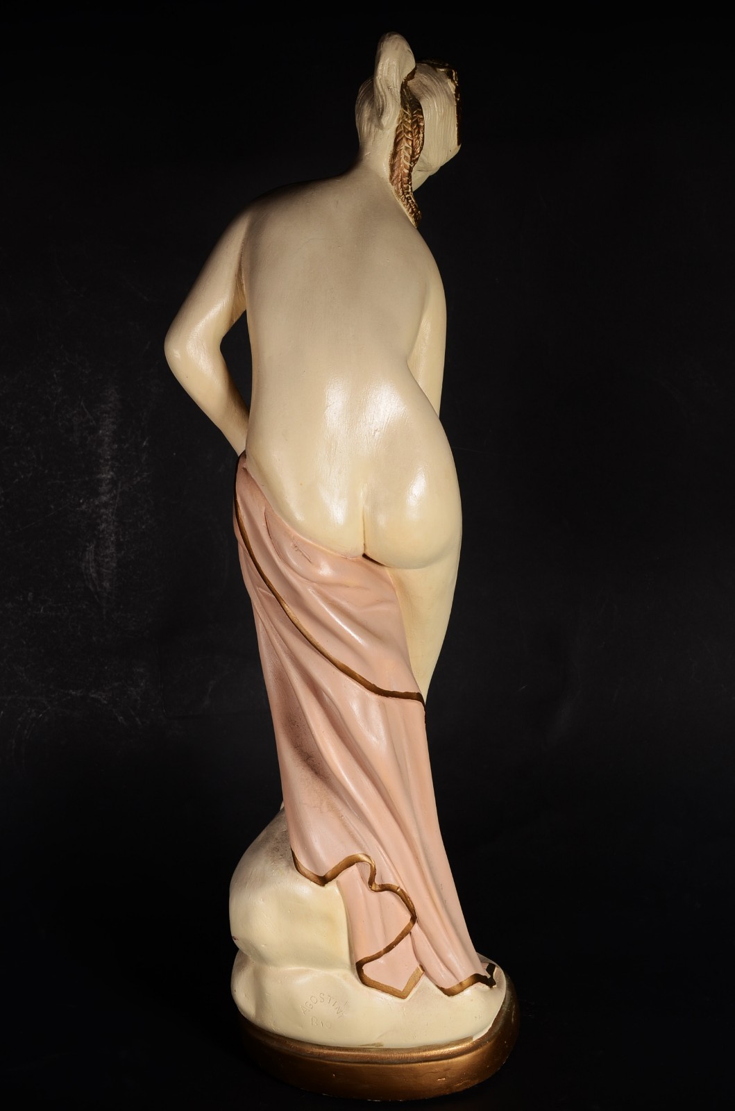 Escultura de estuque policromado representando figura feminina. - foto 2 de 9