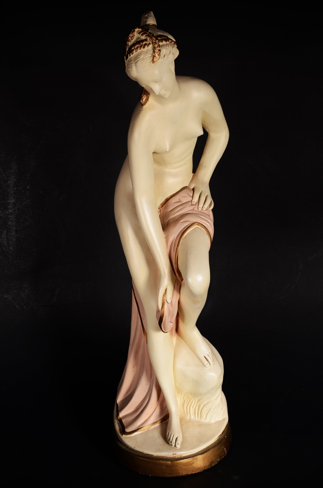 Escultura de estuque policromado representando figura feminina. - foto 3 de 9