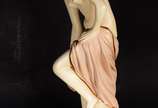 Escultura de estuque policromado representando ... - Escultura de estuque policromado representando figura feminina.