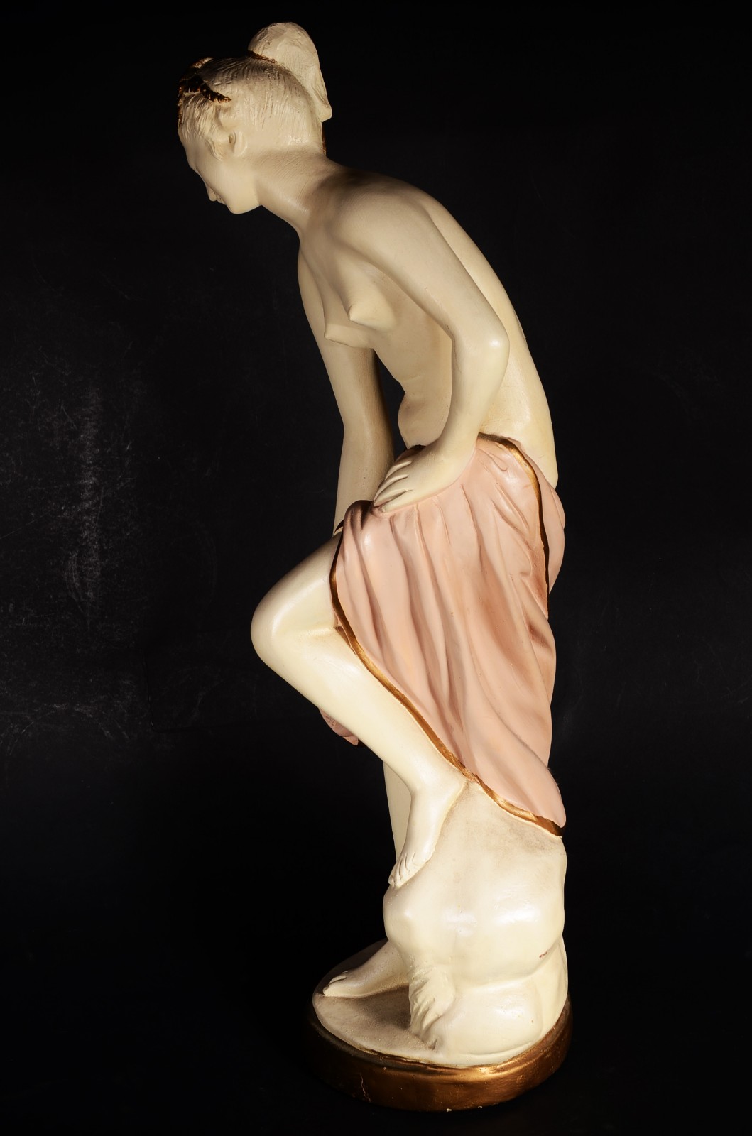 Escultura de estuque policromado representando figura feminina. - foto 4 de 9