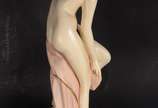 Escultura de estuque policromado representando ... - Escultura de estuque policromado representando figura feminina.