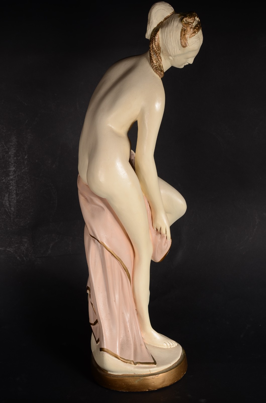 Escultura de estuque policromado representando figura feminina. - foto 5 de 9