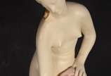 Escultura de estuque policromado representando ... - Escultura de estuque policromado representando figura feminina.