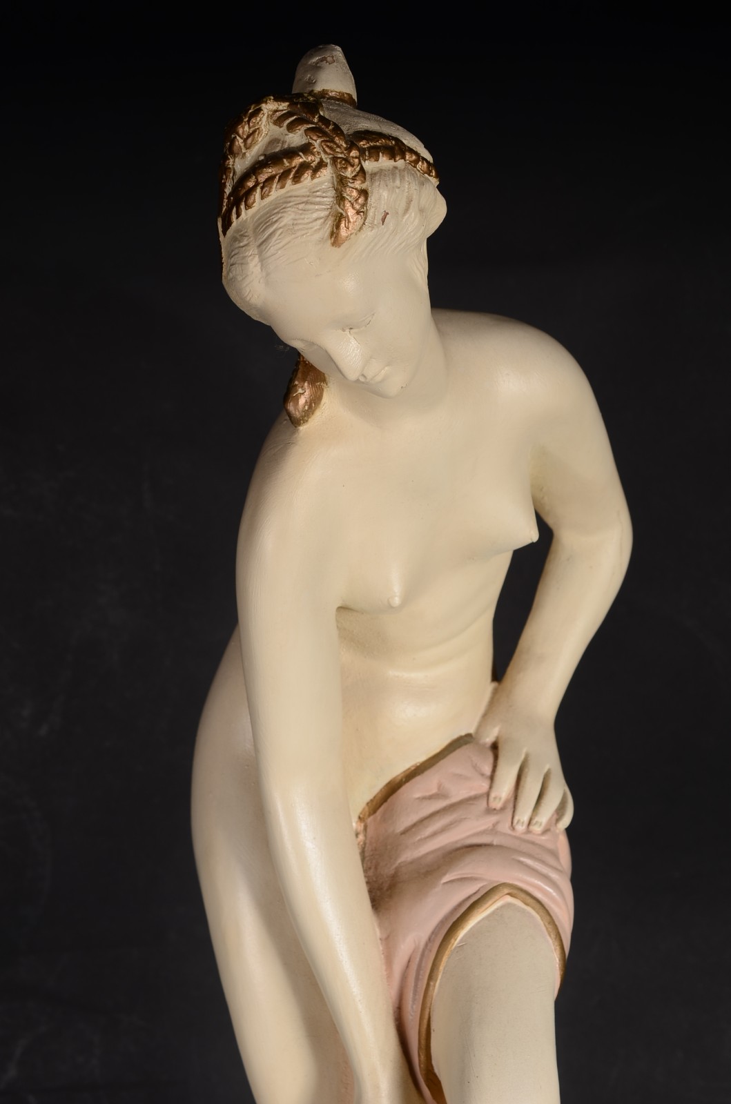 Escultura de estuque policromado representando figura feminina. - foto 6 de 9