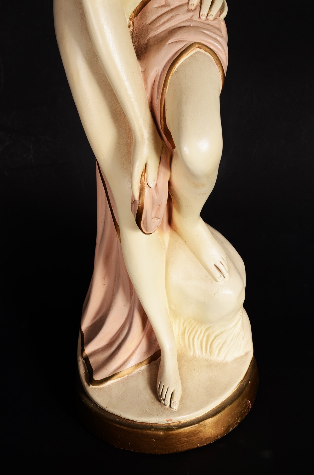 Escultura de estuque policromado representando figura feminina. - foto 7 de 9