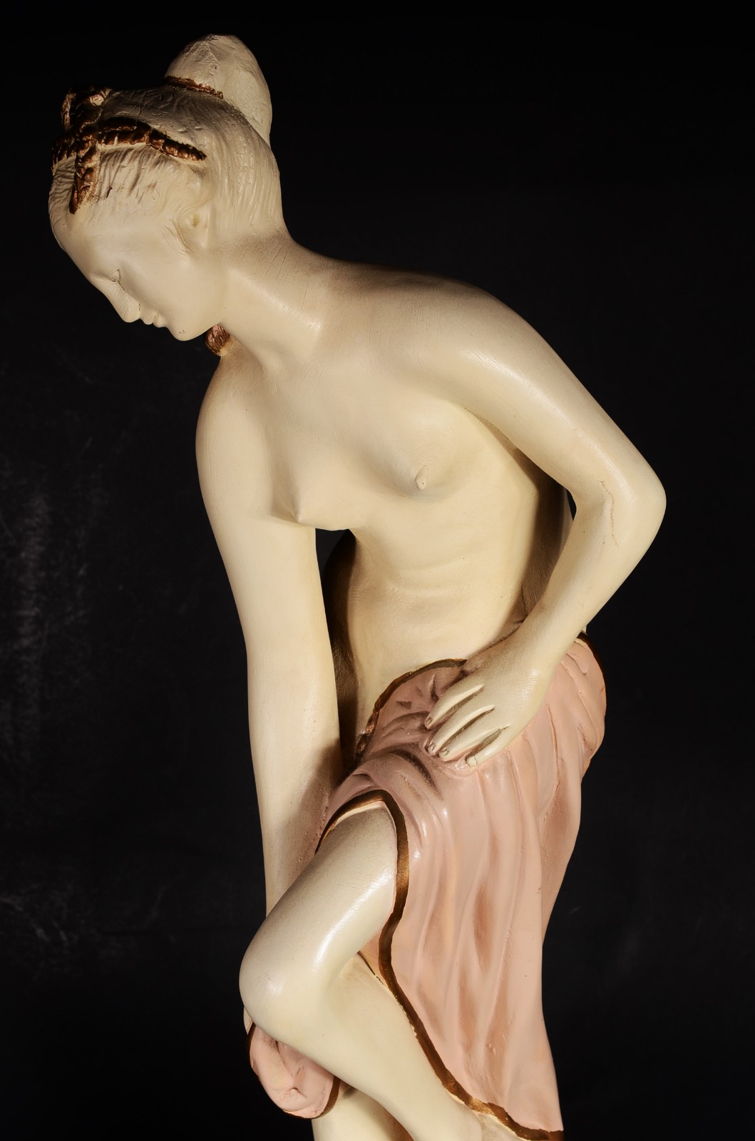 Escultura de estuque policromado representando figura feminina. - foto 8 de 9
