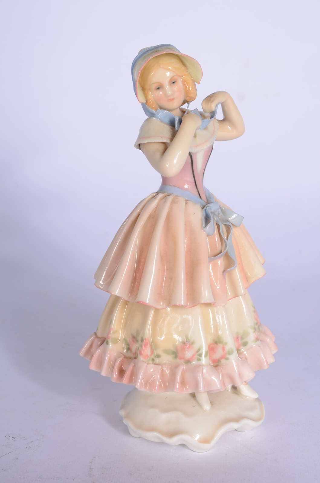 Estatueta de porcelana policromada alemã ENS representando camponesa... - foto 1 de 7