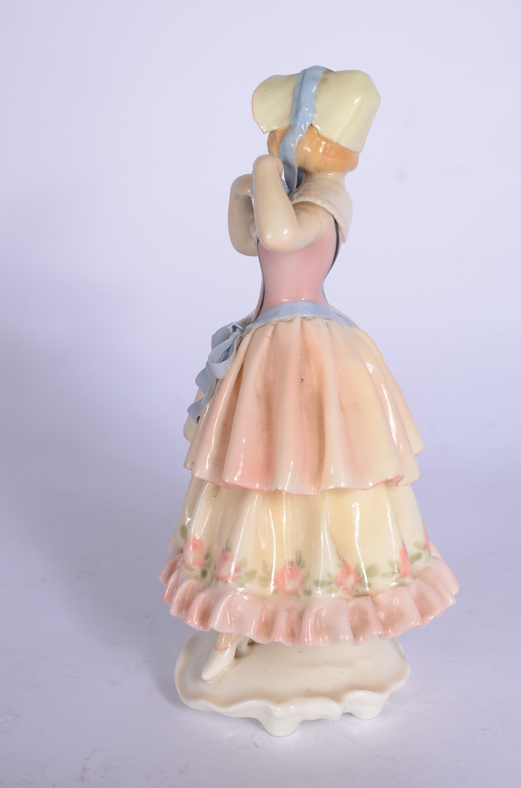 Estatueta de porcelana policromada alemã ENS representando camponesa... - foto 2 de 7