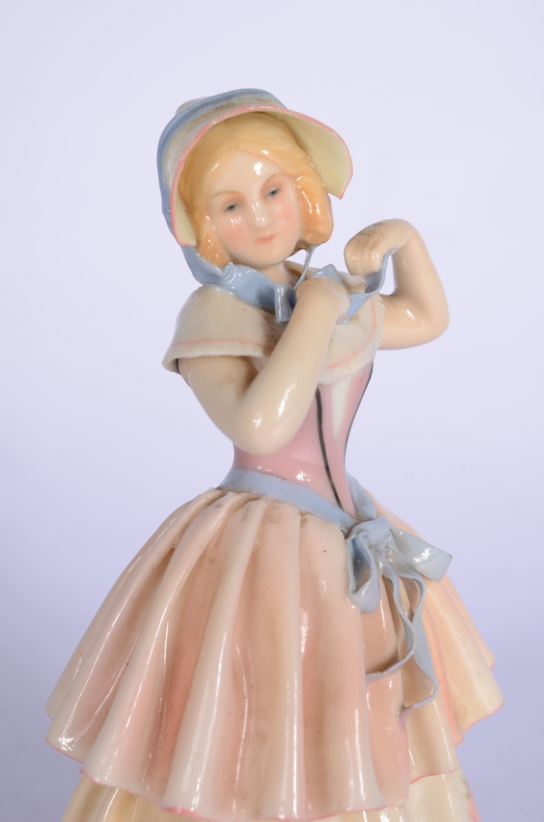 Estatueta de porcelana policromada alemã ENS representando camponesa... - foto 7 de 7