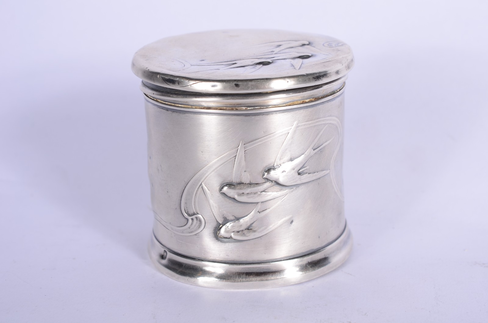 Caixa de prata contrastada, pássaros em relevo. Com amassados. Peso... - foto 1 de 10