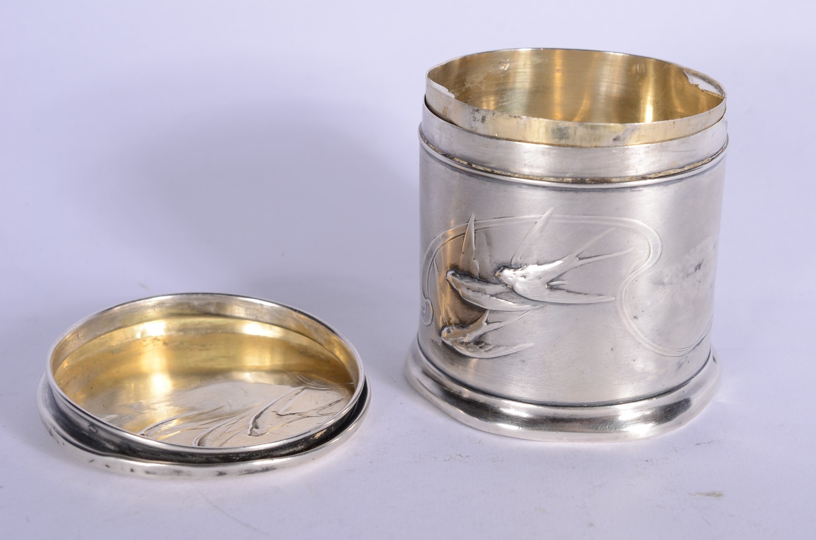 Caixa de prata contrastada, pássaros em relevo. Com amassados. Peso... - foto 4 de 10