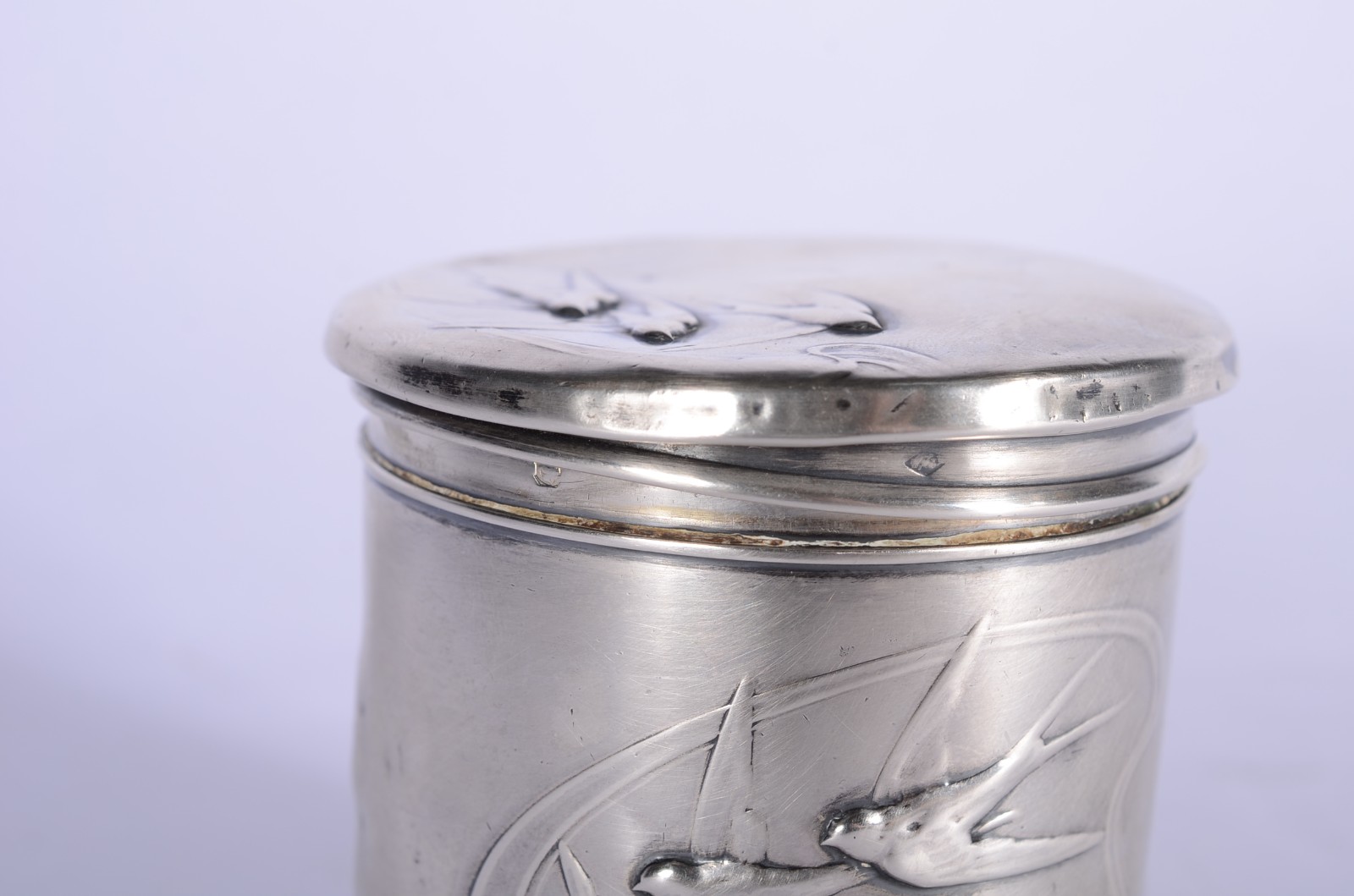Caixa de prata contrastada, pássaros em relevo. Com amassados. Peso... - foto 9 de 10