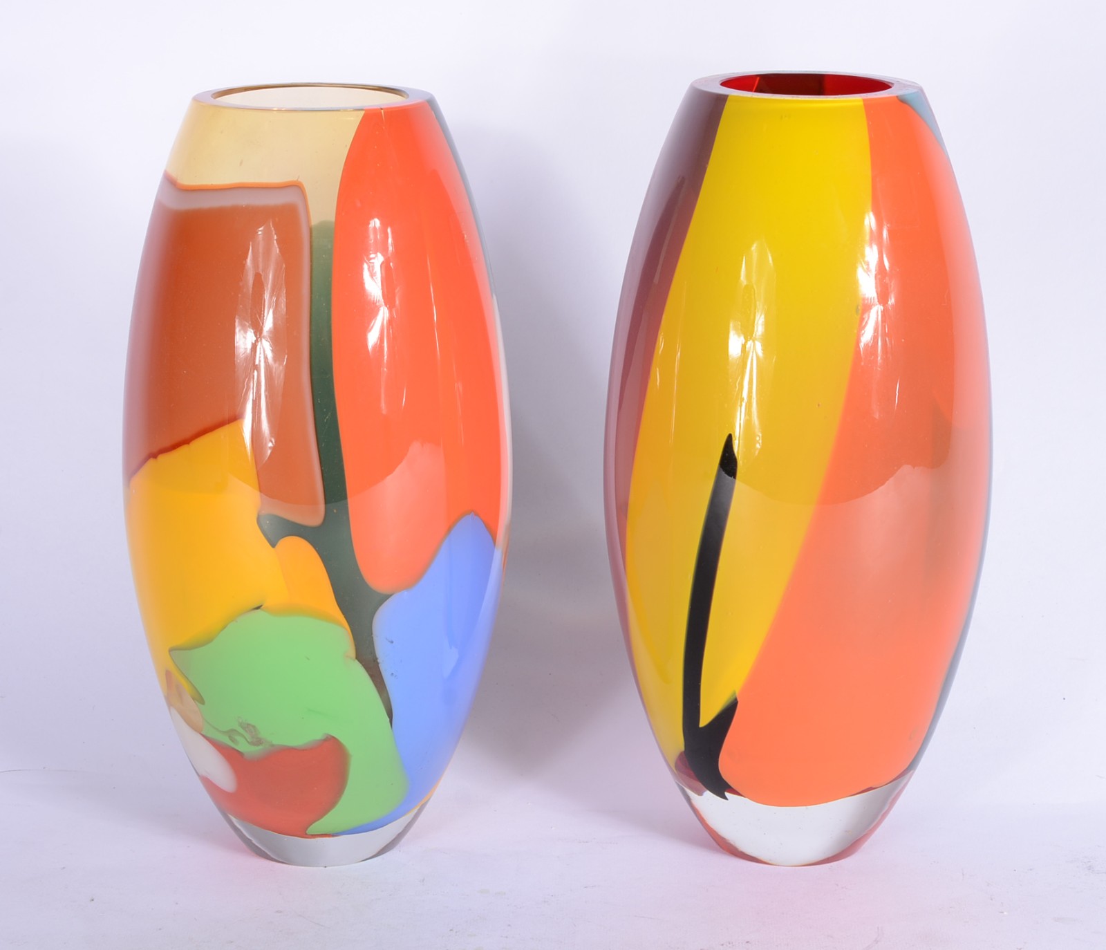 Dois vasos decorativos de vidro com mesclas coloridas, assinados... - foto 1 de 6