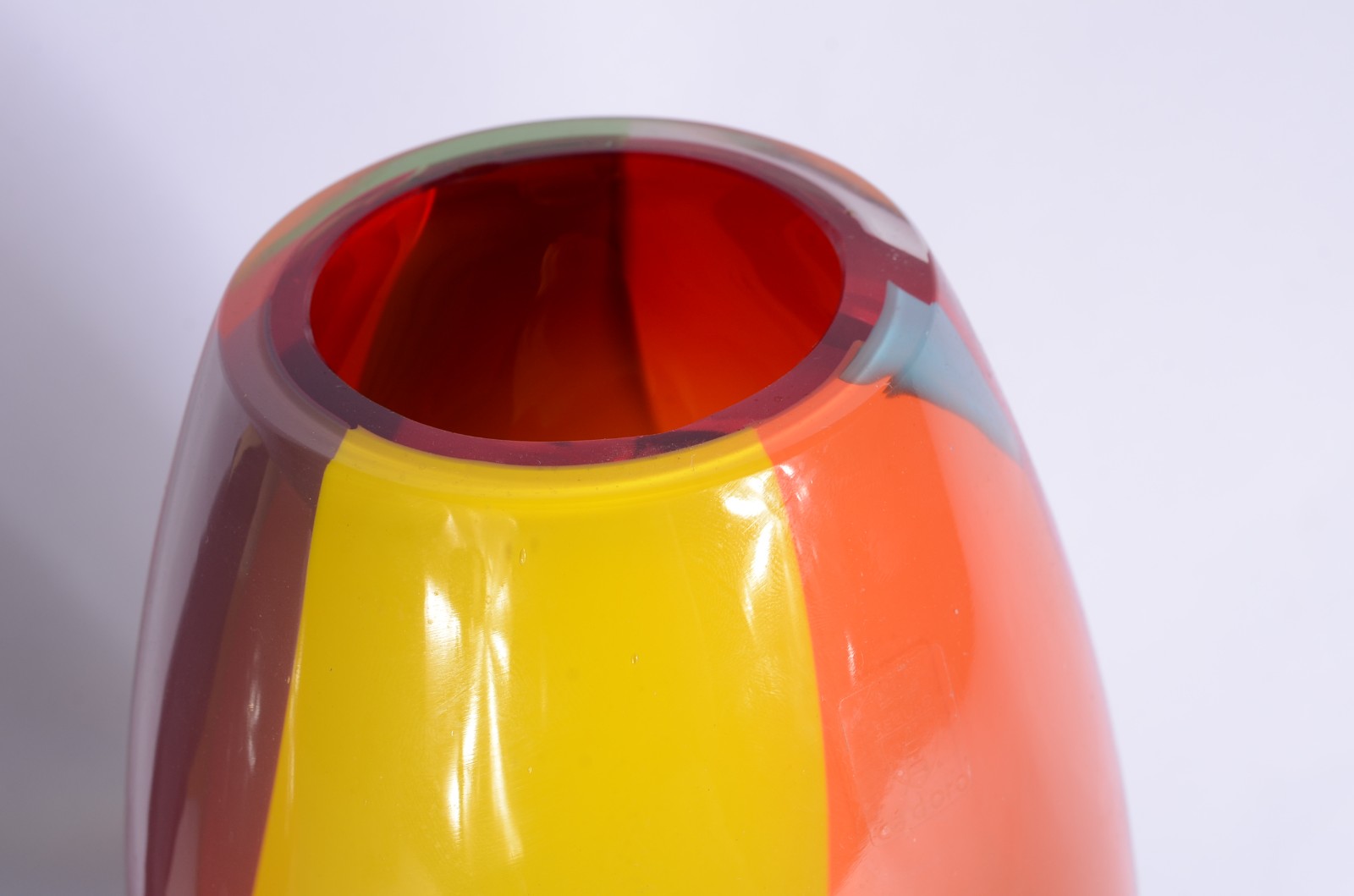 Dois vasos decorativos de vidro com mesclas coloridas, assinados... - foto 2 de 6