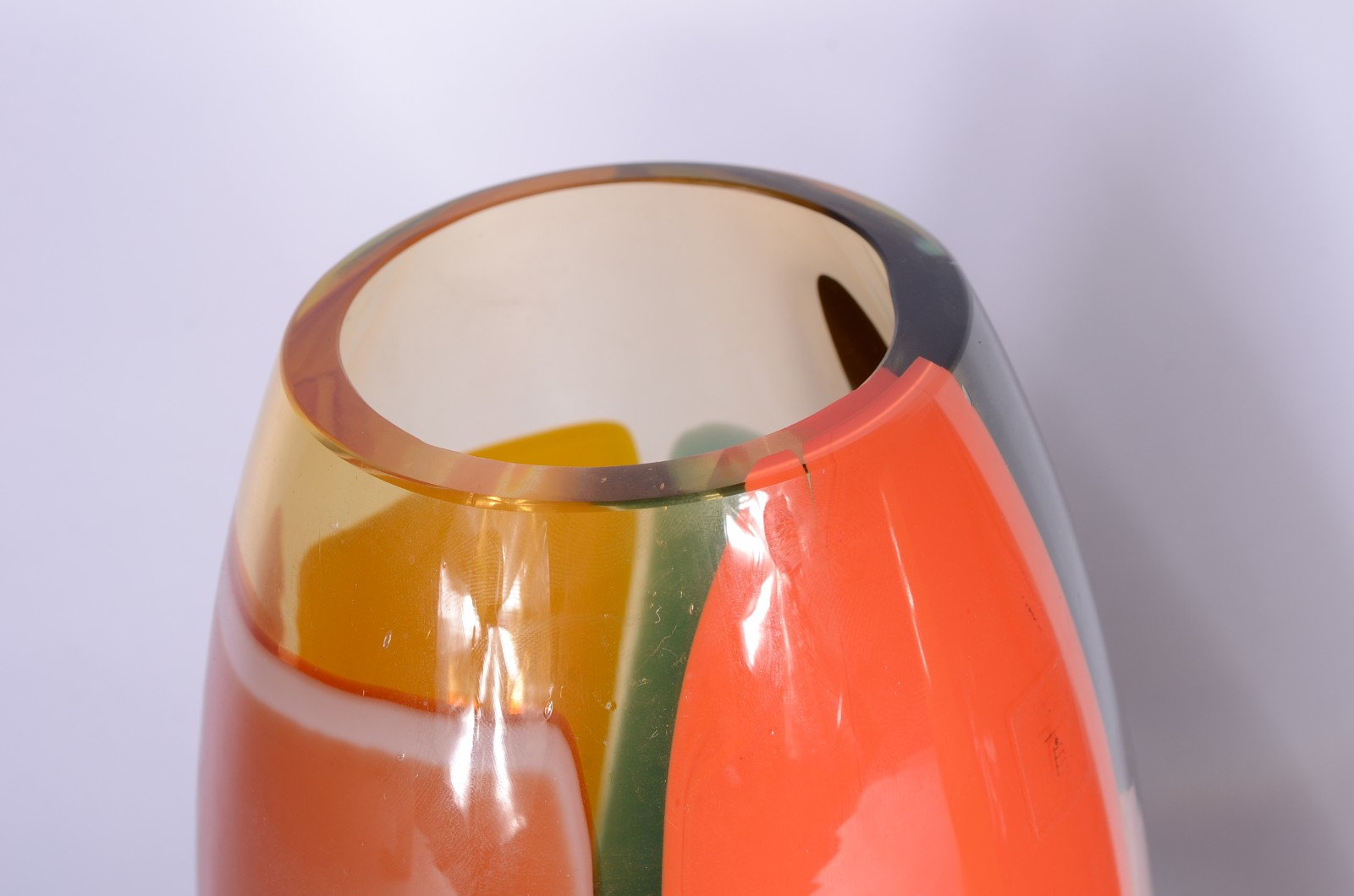 Dois vasos decorativos de vidro com mesclas coloridas, assinados... - foto 3 de 6