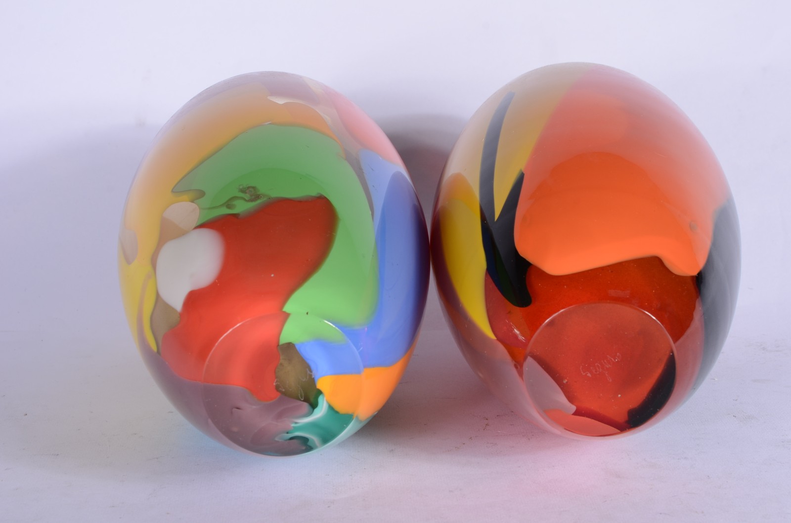 Dois vasos decorativos de vidro com mesclas coloridas, assinados... - foto 4 de 6