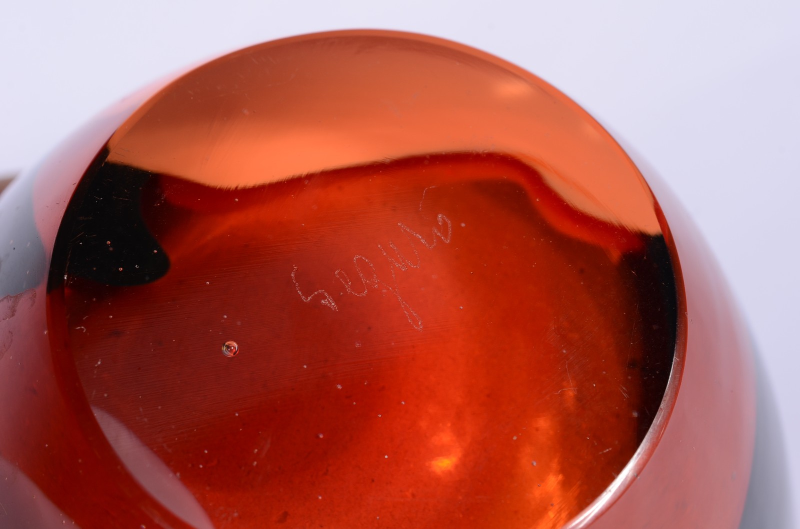 Dois vasos decorativos de vidro com mesclas coloridas, assinados... - foto 6 de 6