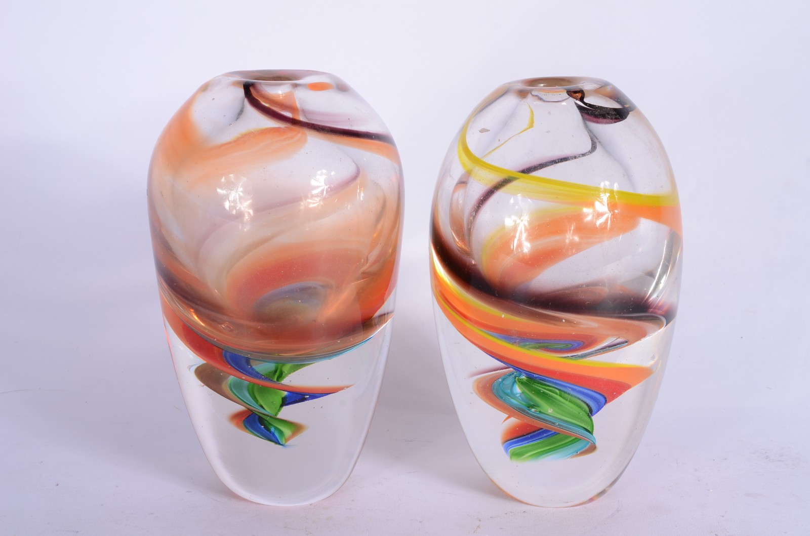 Par de vasos de vidro decorativo com mesclas coloridas. Pequeno... - foto 1 de 5