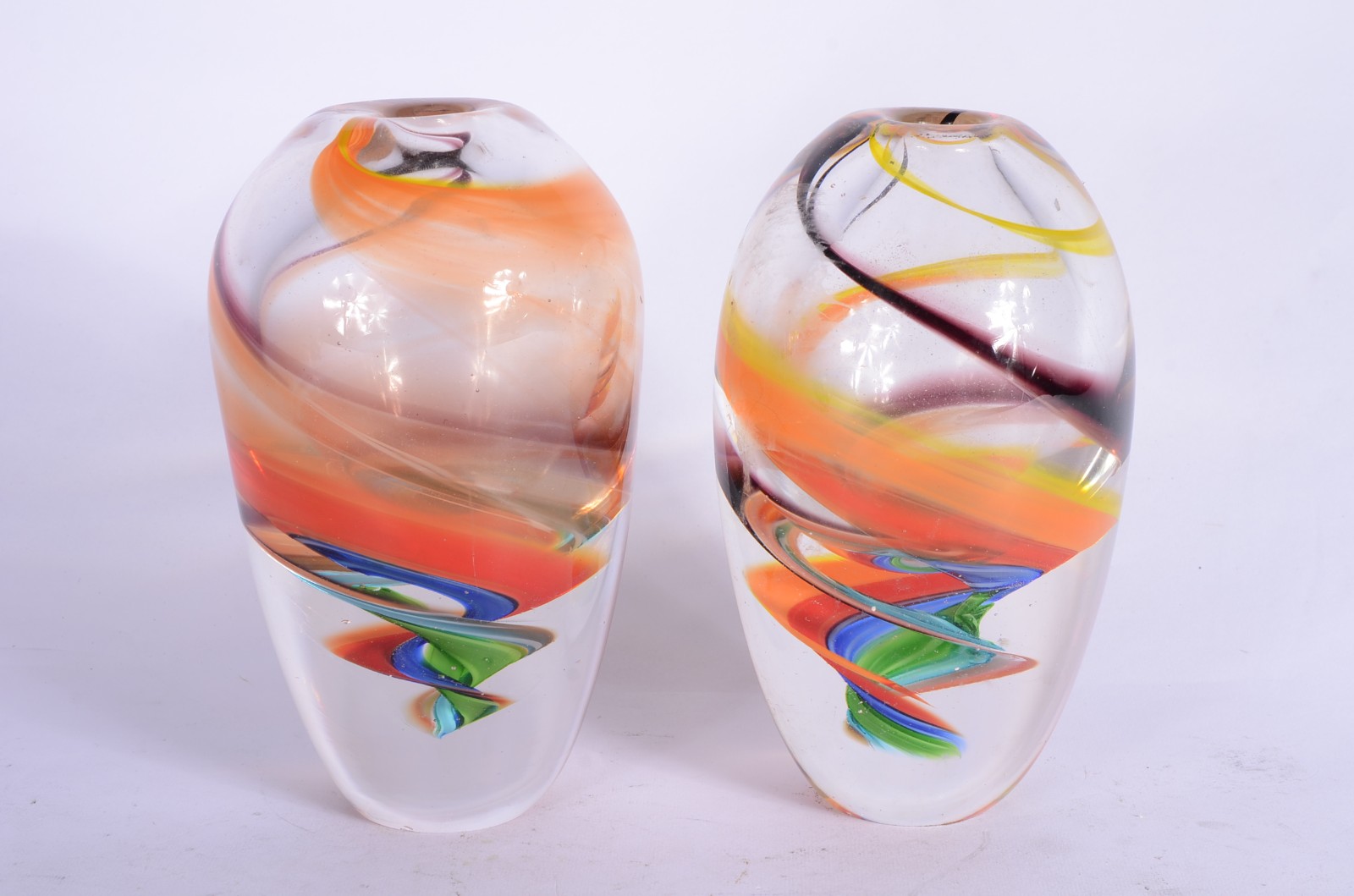 Par de vasos de vidro decorativo com mesclas coloridas. Pequeno... - foto 2 de 5