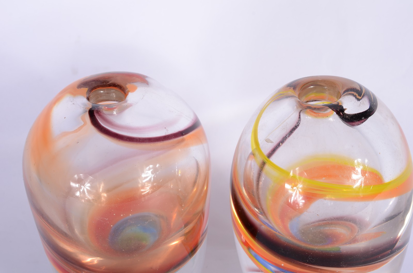 Par de vasos de vidro decorativo com mesclas coloridas. Pequeno... - foto 3 de 5