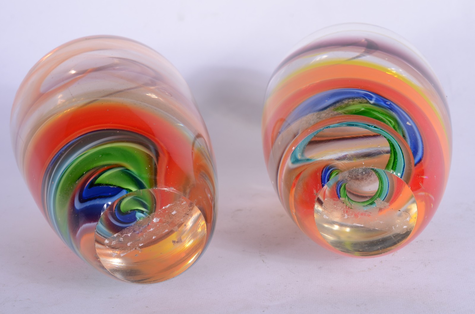 Par de vasos de vidro decorativo com mesclas coloridas. Pequeno... - foto 4 de 5
