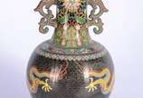 Vaso de cloisonné chines decorado com figuras d... - Vaso de cloisonné chines decorado com figuras de dragões em policromia sobre fundo preto (com pequeno restauro). Base com amassado.