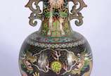Vaso de cloisonné chines decorado com figuras d... - Vaso de cloisonné chines decorado com figuras de dragões em policromia sobre fundo preto (com pequeno restauro). Base com amassado.
