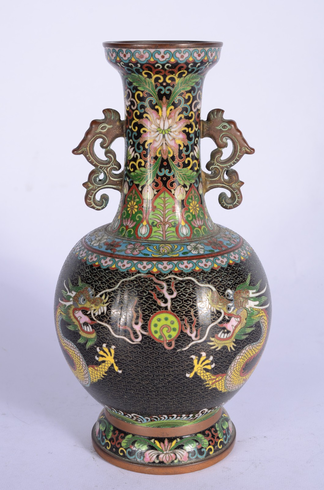 Vaso de cloisonné chines decorado com figuras de dragões em... - foto 2 de 10